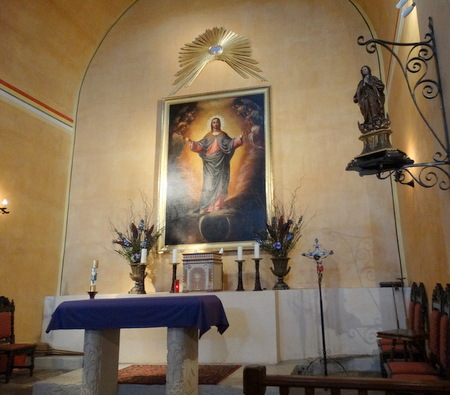 The altar with the sole statue of Mary on the right