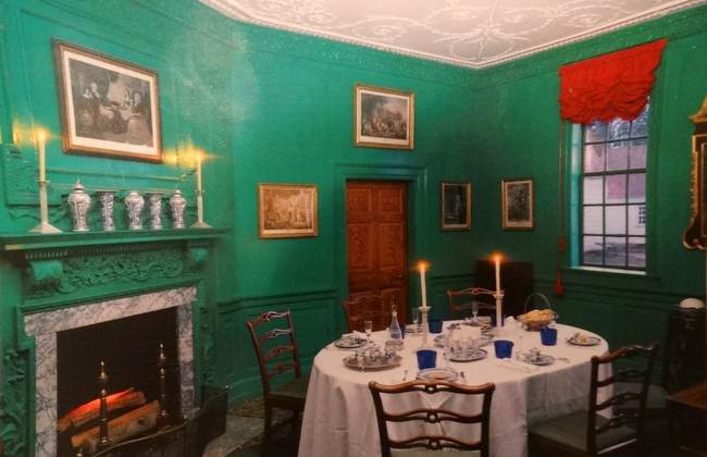 The small dining room.  Washington designed and decorated the house, including deciding what paint colors to use on the walls.