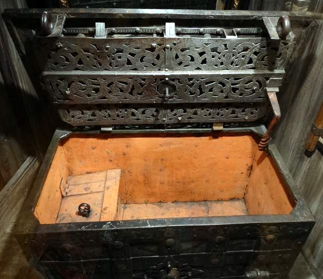 World's oldest surviving pirate chest -- four hundred years old!
