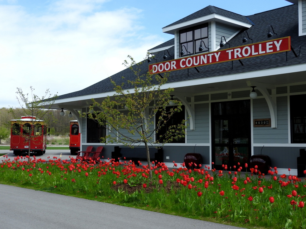 As we drove by the Door County Trolley station, I noticed the the red tulips matched the trolleys and I had to stop!